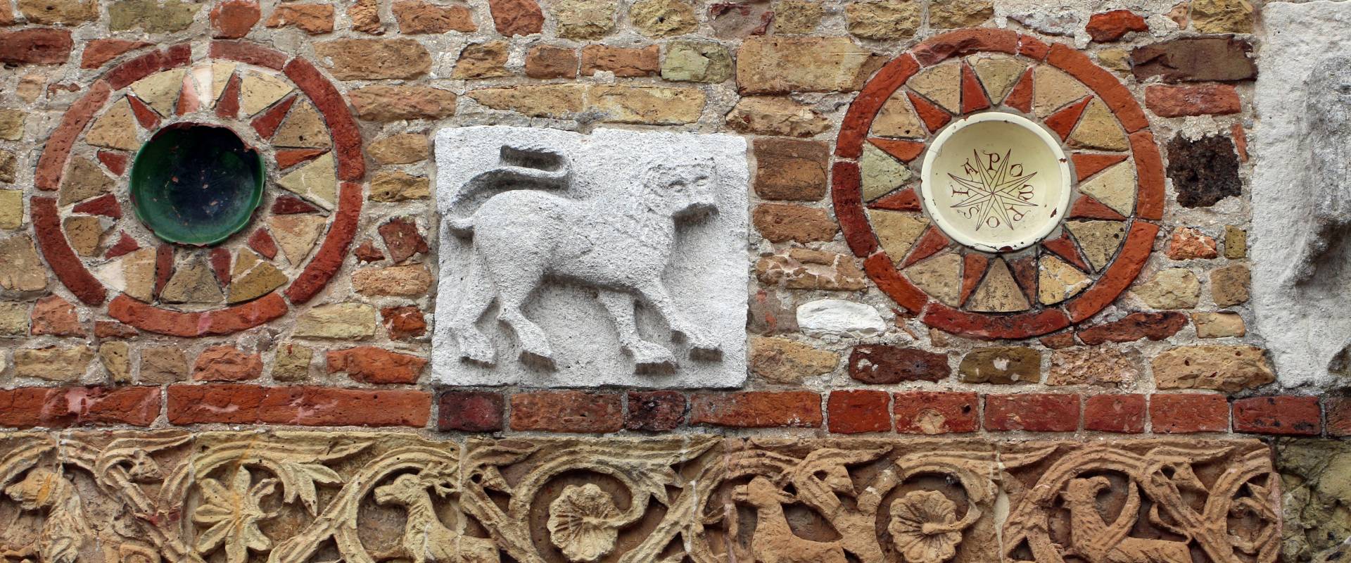 Pomposa, abbazia, atrio di mazulo del 1000-1050 ca., decori in cotto e in marmo 02 foto di Sailko